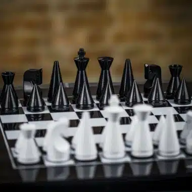 Modernes Pyramiden-Set Schwarz Schachbrett aus schwarz lackiertem Massivholz & Schachspiel aus schwarz und weiß lackiertem Massivholz – Bild 4