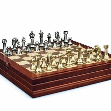 Komplettes Staunton-Schachset mit Holzschachbrett und goldenen und silbernen Messingfiguren