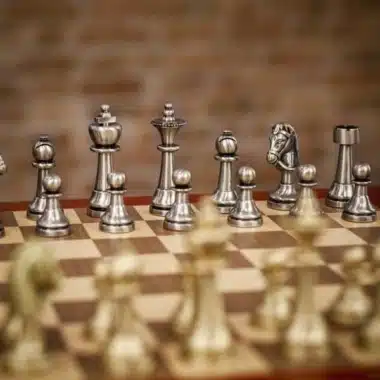 Staunton Set Schachbrett aus Nussbaum und Ahorn und Schachfiguren aus massivem Messing – Bild 3