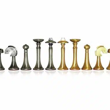 Ensemble "Contemporain Bleu" Echiquier en Bois d'Erable & Jeu d'Echecs en Laiton Massif
