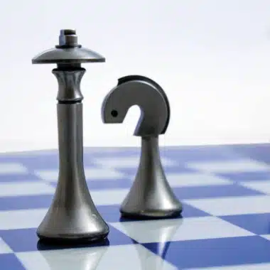 Blaues zeitgenössisches Set aus Ahornholzschachbrett und Schachspiel aus massivem Messing – Bild 8