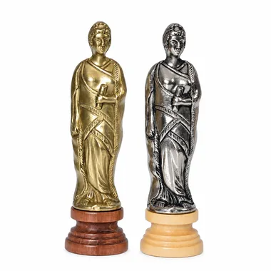 Damen des Schachspiels César, goldene und silberne Version gegenüberstehend