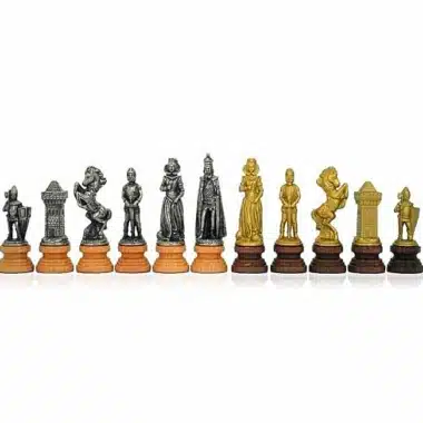 Schachfiguren Mary Stuart aus goldfarbenem und silbernem Metall aufgereiht, Detailansicht