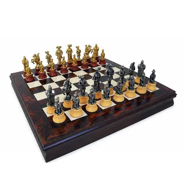 Set „Lanzichenecchi“ Schachbrett aus Nussbaum- und Ahornholz & Schachspiel aus Metall und massivem Holz
