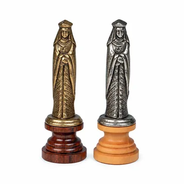 Damenfiguren des mittelalterlichen Schachspiels, goldene und silberne Version nebeneinander