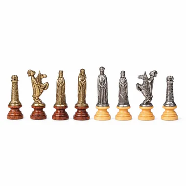 Komplettes mittelalterliches Schachspiel, Figuren aus goldenem und silbernem Metall auf Holzsockel