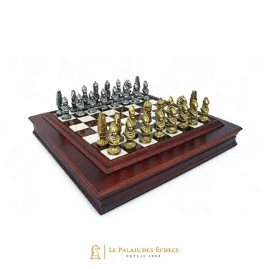 Komplettes Moncada-Set mit massivem Holzschachbrett und silbernen sowie goldenen Metallfiguren