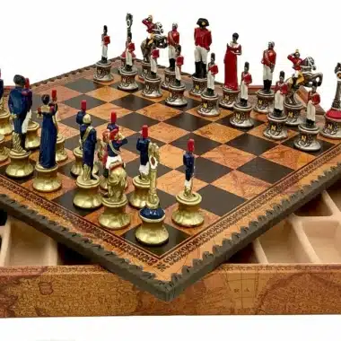Nahaufnahme der bunten Napoleon-III-Figuren auf dem Schachbrett