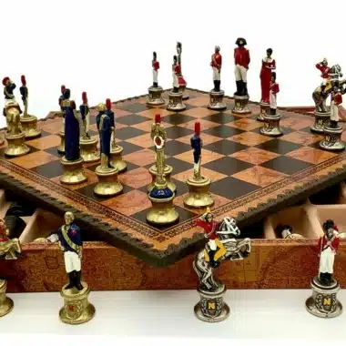 Napoleon-III-Figuren in Aufstellung auf dem Schachbrett, offene Box im Hintergrund