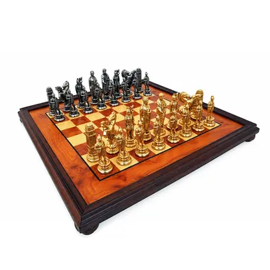 Set „César“ Schachbrett auf Ständer aus Wurzelholz & Schachspiel aus massivem Metall