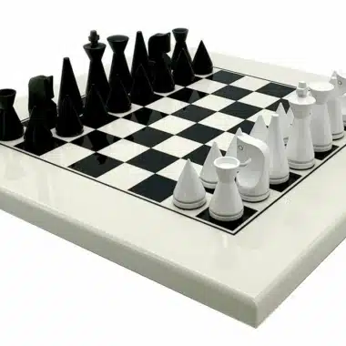 Modernes Pyramiden-Set Weiß Schachbrett aus weiß lackiertem Massivholz & Schachspiel aus schwarz und weiß lackiertem Holz