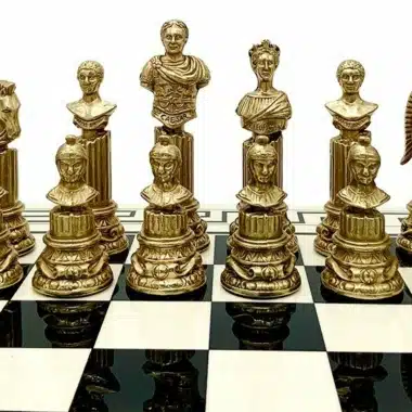 Goldene Figuren Empire Romain III mit detaillierten römischen Büsten auf dem Brett