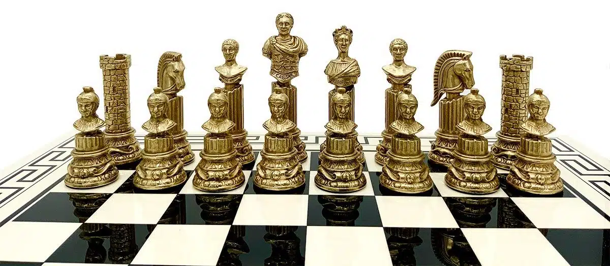 Goldene Figuren Empire Romain III mit detaillierten römischen Büsten auf dem Brett