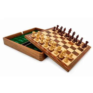 Magnetisches Reiseschachspiel geöffnet, Holzfiguren auf dem Schachbrett aufgestellt