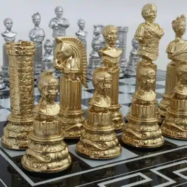 Schachspiel aus gold- und silberbeschichtetem Metall Römische Säule – Bild 12