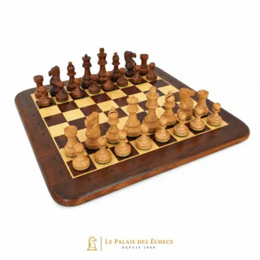 Komplettes Schachset mit Schachbrett und Figuren aus goldenem Rosenholz