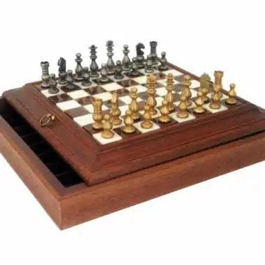 Französisches Stil-Set Schachbrett aus Massivholz und Alabasterplatte mit Stauraum & Schachspiel aus massivem Messing