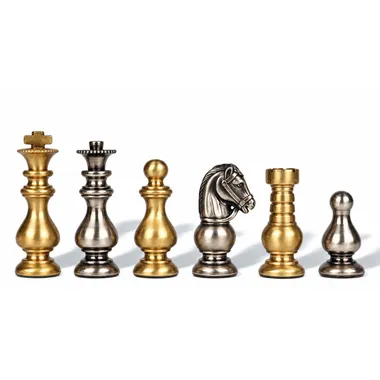Französisches Messing-Schachspiel, Figuren nebeneinander aufgereiht