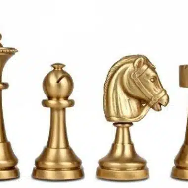 Goldene Massivmessingfiguren, Dame, Läufer, Springer und Turm, Nahaufnahme