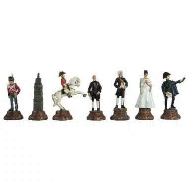 Sieben Schachfiguren Napoléon Waterloo aufgereiht, britische Soldaten und Reiter