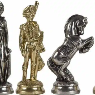 Detail der Metallfiguren: Dame, Soldat, aufbäumendes Pferd in Gold und Silber