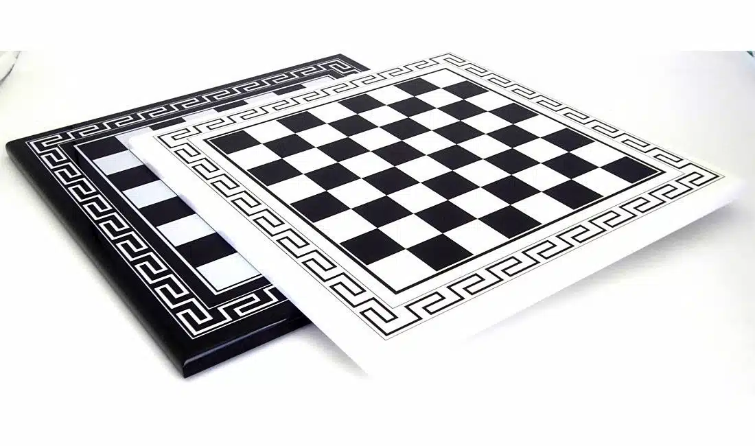 Set „Römisches Reich III“ griechisches Schachbrett aus massivem weißem Holz & Schachspiel aus massivem Metall