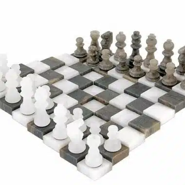3D-Schachbrett aus antikem Marmor seitlich mit grauen und weißen Figuren