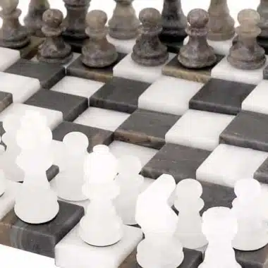 Reihe grauer und weißer Marmor-Bauern gegenüberstehend auf dem 3D-Brett
