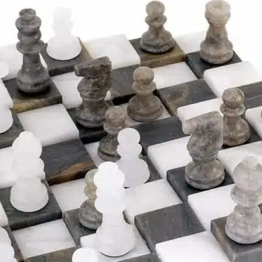 Detailansicht der antiken Marmor-Schachfiguren diagonal auf dem Brett angeordnet