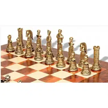 Goldene Schachfiguren Römisches Reich VIII aufgereiht auf dem Holzschachbrett