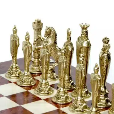 Detailansicht der goldenen Schachfiguren mit König, Dame, Turm und Springer