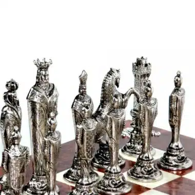 Detailansicht der silbernen Florentine Renaissance III Figuren, König, Dame und Springer
