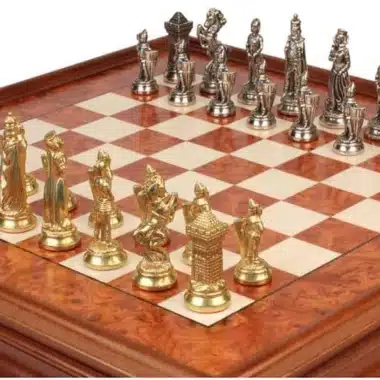 Set Mary Stuart IX Schachbrett auf Fuß aus Heideholz und Ulme und Schachspiel aus Metall – Bild 5