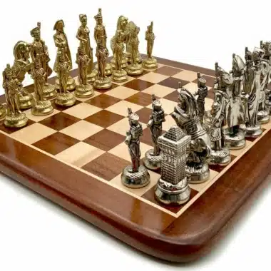 Schachspiel Napoleon aus goldenem und silbernem Metall auf Holzschachbrett