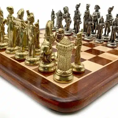 Nahaufnahme der goldenen Figuren und des silbernen Turms auf dem Holzbrett