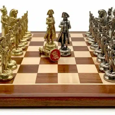 Napoleon-Könige in Gold und Silber einander gegenüber auf dem Holzbrett