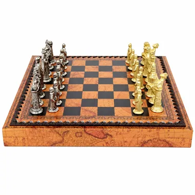 Komplettes mittelalterliches Schachspiel mit Kunstleder-Schachbrett und massiven Metallfiguren