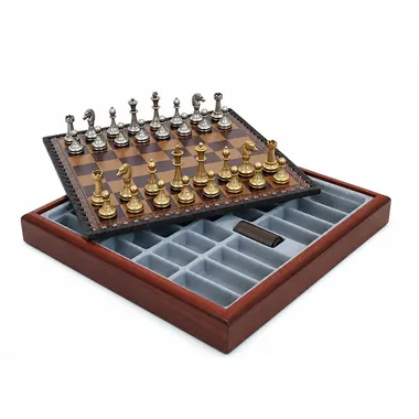 Geöffnete Box mit rotem Schachbrett und Aufbewahrungsfächern für die Figuren