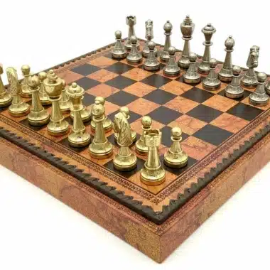 Schachset Staunton Mix VI, braunes Schachbrett mit Metallfiguren in Spielaufstellung