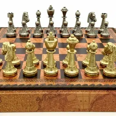 Schachfiguren Staunton Mix VI auf dem braunen Brett aufgereiht, Draufsicht
