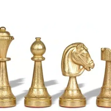 Goldfarbene Schachfiguren: Dame, Läufer, Springer und Turm aus Metall