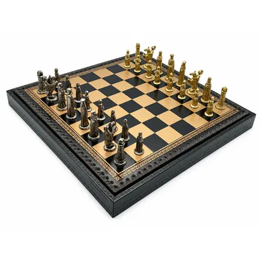 Medieval V Set: Schachbrett aus Kunstleder und Schachfiguren aus massivem Metall
