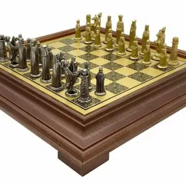 Mittelalterliches Set VI Schachbrett auf Holzfuß und Schachfiguren aus Metall