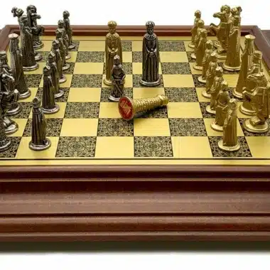Alternative view of Mittelalterliches Set VI Schachbrett auf Holzfuß und Schachfiguren aus Metall