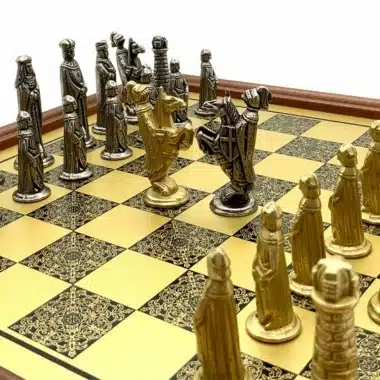 Mittelalterliches Set VI Schachbrett auf Holzfuß und Schachfiguren aus Metall – Bild 3