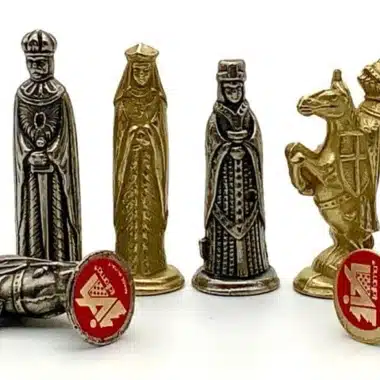 Mittelalterliches Set VI Schachbrett auf Holzfuß und Schachfiguren aus Metall – Bild 4