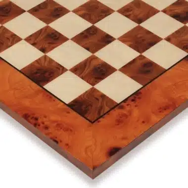 Ecke des Schachbretts aus Ulmen- und Wurzelholz mit sichtbarer Holzmaserung