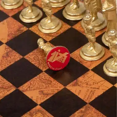 Camelot König Artus VII Kunstlederschachbrett & Schachspiel aus Massivmetall im Set – Bild 8
