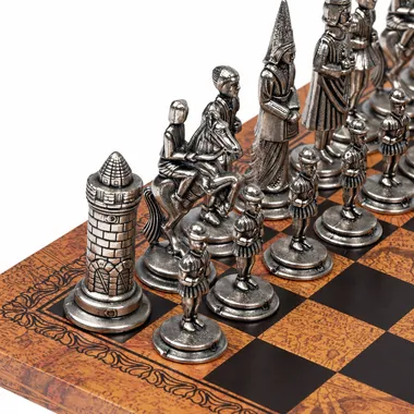 Detailansicht der silbernen Figuren des Camelot-Sets, Springer und Turm auf dem Kunstleder-Schachbrett