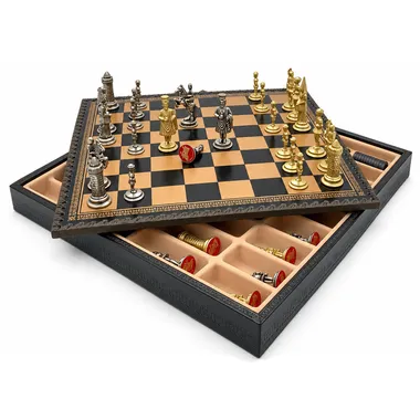 Geöffnetes Camelot-Schachbrett mit Blick auf die gefüllte Aufbewahrungsbox